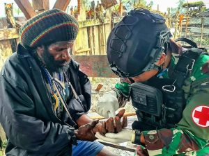 Berikan Layanan Kesehatan Secara Gratis, Satgas Yonif PR 433 Lostrad di Hati Rakyat Distrik Dal Papua