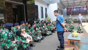 Cegah Kebakaran, Personel Lanal Bandung Latihan Pemadam Kebakaran