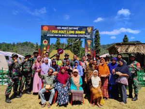 Peduli Kesehatan Masyarakat, Satgas Pamtas Yonarmed 11 Kostrad Gelar Pengobatan Massal