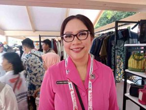 Ny. Shelly Bonaparte (Ketua Seksi Ekonomi Pengurus Daerah Bhayangkari Jawa Timur): Bangga Polri Proaktif Manunggal dengan Masyarakat dan Tidak Pernah Lelah Mengayomi, Melayani dan Melindungi Rakyat Indonesia.
