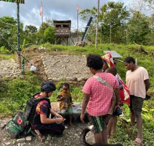 Berada di Tengah Hutan, Pos Quary Bawah Satgas Yonif MR 411 Berikan Layanan Kesehatan untuk Masyarakat Pedalaman