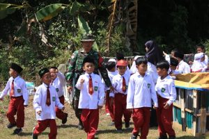 Ratusan Siswa Siswi MI An Nur Serbu Pos Prajurit Guntur Geni yang Sedang Latihan