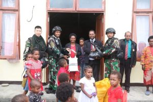 Satu Bulan Bertugas, Satgas Mobile Yonif MR 411 Kostrad Kembali Tebar Kebaikan Dengan Jemaat Gereja Kingmi Yerusalem Kenyam