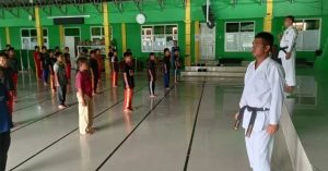 Prajurit Yonif Mekanis 318 Kostrad Latih Bela diri Karate anak Pondok Pesantren (Ponpes) Darul Musthofa