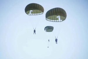 Pangdivif 2 Kostrad Tinjau Latihan Penerjunan Yonif Para Raider 502 Kostrad Dalam Rangka Latgab TNI TA. 2023