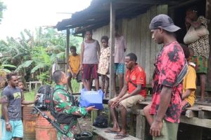 Kemarin Hanya Berkunjung, Sekarang Yonif MR 411/Pandawa Kostrad Bawa Paket Sembako Untuk Warga Agani
