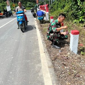 Menjelang Kemerdekaan RI, Yonif Raider 754 Kostrad Merah Putihkan Jalanan Papua