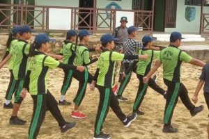 Latihkan Baris Berbaris, Satgas Yonarmed 10 Kostrad Tanamkan Disiplin Anak Perbatasan