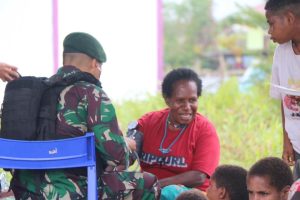 Tingkatkan Taraf Kesehatan, Satgas Pamtas RI-PNG Mobile Yonif MR 411 Kostrad Berikan Layanan Pengobatan Gratis Bagi Masyarakat Nduga
