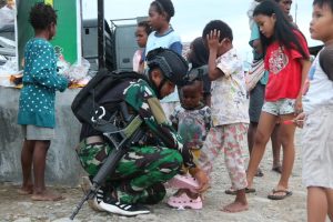 Tebar Kebahagiaan, Bang Alex Komandan Pasukan Yonif MR 411 Kostrad Kembali Berbagi Kepada Masyarakat Nduga