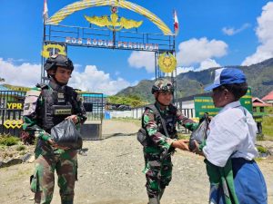 Jelang Peringatan Hari Masyarakat Adat Sedunia, Ksatria Yonif PR 330/ Tri Dharma Bagikan Sembako kepada Warga Intan Jaya