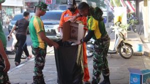 Pangdivif 3 Kostrad Hadiri Kegiatan Aksi Bersih Pantai di Pantai Losari