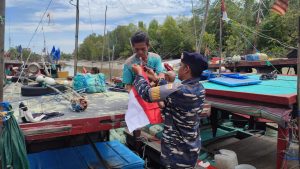 Sambut HUT RI Ke-78, Pos TNI AL Jajaran Lanal Dumai Laksanakan Gerakan Pembagian Bendera Merah Putih