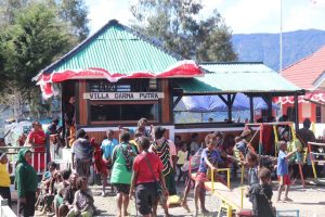 Gelar Acara Makan Bersama, Warga Beri Julukan Baru kepada Dansatgas Yonif Para Raider 330 Kostrad