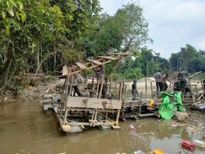 Berantas Pertambangan Liar, Satgas Yonarmed 10/Bradjamusti Berhasil Tertibkan Pertambanagan Emas Ilegal