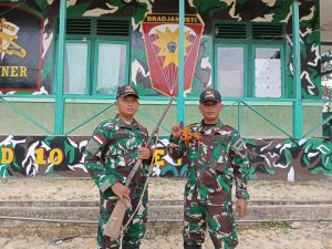 Melalu Pendekatan yang Humanis, Satgas Yonarmed 10 Kostrad Terima Senjata Api