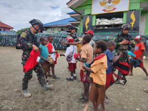 Gembiranya Anak-anak Intan Jaya, Dapat Doorprize dari Tri Dharma Saat Jam Pulang Sekolah