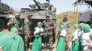 Siswa SD Serbu Kendaraan Tempur Kikav 8 Divif 2 Kostrad