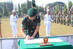 Tradisi Penyambutan Calon Komandan Resimen Armed 1 Kostrad