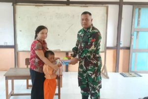 Membantu Pemerintah dalam Bidang Pendidikan, Satgas Yonarmed 10 Berikan Bantuan Buku Bacaan