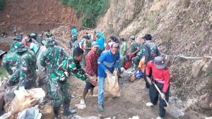 Prajurit Yonarmed 12 Kostrad Ikut Andil Dalam Pelaksanaan TMMD ke 117 di Wilayah Pacitan