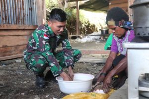 Gerilya Dapur, Ksatria Tri Dharma Edukasi Warga Intan Jaya cara Mengolah Bahan Makanan yang Sehat dan Bergizi