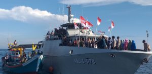 Sambut HUT Ke-78 Kemerdekaan RI, Danlanal Beserta Pimpinan TNI-POLRI Lhokseumawe dan Aceh Utara Bagikan Bendera Merah Putih Kepada Nelayan di Laut