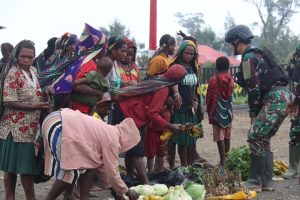 Spesial Edisi Semarak Kemerdekaan, Hasil Bumi Masyarakat Intan Jaya Ludes di Borong Satgas Yonif PR 330/Tri Dharma