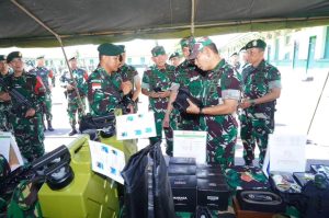 Pangdivif 2 Kostrad Dampingi Asops Kasad Periksa Kesiapan Operasi Satgas Yonarmed 11 Kostrad