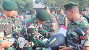 Mencegah Terjadinya Laka Lalin, Resimen Armed 1/SY/1 Kostrad Pemeriksa Kelengkapan Kendaraan