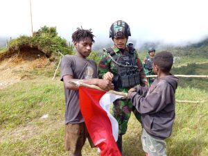Satgas Yonif PR 433/JS Ajak Warga Distrik Yigi, Papua Pasang Bendera Merah Putih