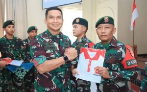 Satgas Pamtas RI-Malaysia Yonarmed 11 Kostrad Terima Pembekalan Teritorial dari Ster Mabes TNI