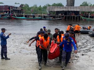 Babinpotmar Bantan Posal Muntai Bersama Tim SAR Evakuasi Jenazah Orang Tenggelam di Laut