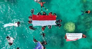 Dari Wilayah Perbatasan, Lanal Tarempa Kibarkan Bendera Merah Putih Di Bawah Laut