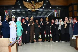 Komandan Lanal Bandung Hadiri Kegiatan Rapat Paripurna DPRD Provinsi Jawa Barat Dalam Rangka Mendengarkan Pidato Kenegaraan Presiden Republik Indonesia Dalam Rangkaian HUT Ke-78 Kemerdekaan Republik Indonesia