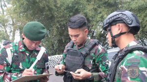 Meningkatkan Pengawasan Berlaluliljntas, Yonif Raider 323 Laksanakan Pemeriksaan Kendaraan