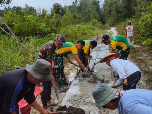 Sambut Hari Kemerdekaan, Satgas Pamtas RI-Malaysia Yonarmed 10 Ajak Warga Gotong Royong Bangun Jalan