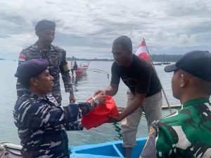 Meriahkan HUT Ke-78 Republik Indonesia, Pangkalan TNI AL Simeulue Berbagi Kebahagiaan Kepada Nelayan di Perairan Teluk Sinabang