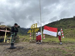 Kakek-nenek, Bapa-mama, dan Anak-anak rame-rame datangi Pos Satgas Yonif Para Raider 433/Julu Siri di Distrik Mbua, Kab. Nduga, Papua