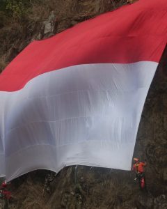 Yonif Raider 323 Kibarkan Bendera Merah Putih Raksasa di Tebing Mandalare Kota Banjar