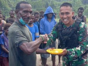 Makan Bersama, Satgas Mobile Yonif MR 411 Kostrad Jalin Keakraban Dengan Warga Amor