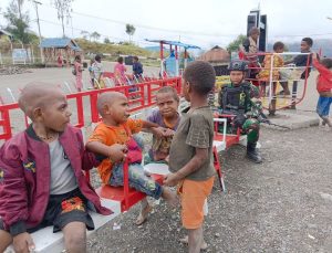 Ceria dan Bahagianya Warga Intan Jaya, Bermain dan Makan Bersama para Ksatria Tri Dharma