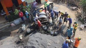 Pererat Kekompakan Dengan Masyarakat, Prajurit Yonkes 2 Kostrad dengan Warga Desa Bocek Bangun Mushola