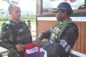 Dukung Kearifan Budaya Lokal, Prajurit Tri Dharma Motivasi Para Pengrajin Tas Noken