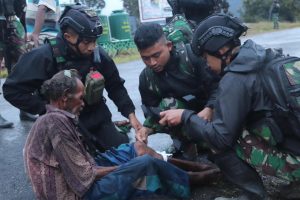 Sigap, Prajurit Satgas Yonif PR 330 Kostrad Tolong Warga Korban Tabrak Lari