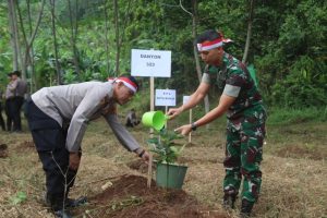 Lestarikan Kawasan Hutan Purwaharja, Yonif Raider 323 Kostrad Tajam Pohon