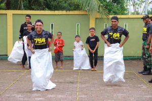 Peringati HUT Ke-78 RI, Yonif Raider 754 Kostrad Tebarkan Kebahagiaan Kepada Anak-anak Yatim dan Dhuafa