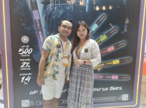 Leo : “Keunggulan Vape World, Nikotin Rendah 2%, Buatan USA, Steril Langsung Buang (Non Refill), Promo ‘Buy One Free Get One Di IECIE Vape Show 2023 Di JIEXPO Kemayoran”