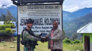 Satgas Yonif PR 330 Kostrad Gelar Patroli Rohani, Bagikan Ratusan Alkitab dan Kalung Rosario untuk Warga Intan Jaya