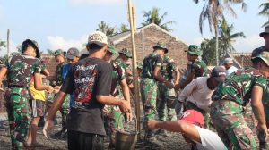 Semangat Bergotong Royong Prajurit Yonif Raider 515 Kostrad Melaksanakan Karya Bakti Pembangunan dan Perbaikan Masjid Baiturrohman